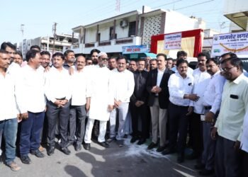 आ.महाजन यांच्या हस्ते जामनेरात घंटा गाड्या व ट्रॅक्टरचे  लोकार्पण