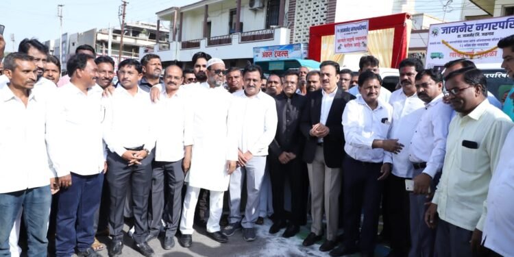 आ.महाजन यांच्या हस्ते जामनेरात घंटा गाड्या व ट्रॅक्टरचे  लोकार्पण