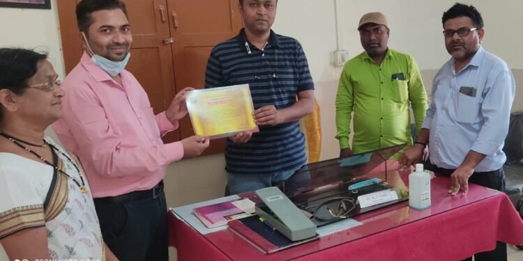 आरोग्य अधिकारी डॉ कमलेश तमखाने यांचा गौरव