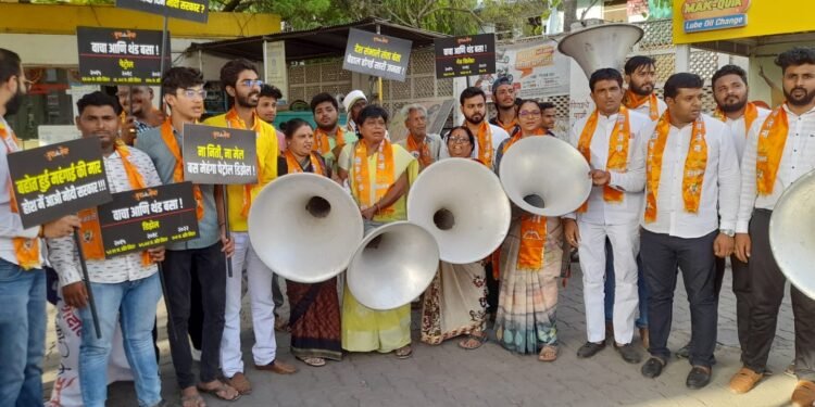 युवासेनेतर्फे भोंगा बजाओ, महंगाई भगाओ आंदोलन