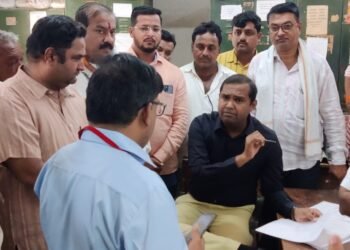 भूमी अभिलेख कार्यालयाला आ. मंगेश चव्हाणांची अचानक भेट