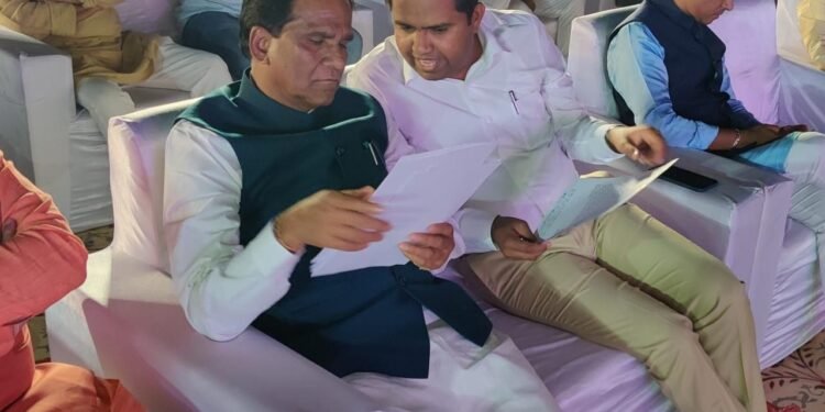 मंत्री रावसाहेब दानवेंशी आ. मंगेश चव्हाण यांची भेट