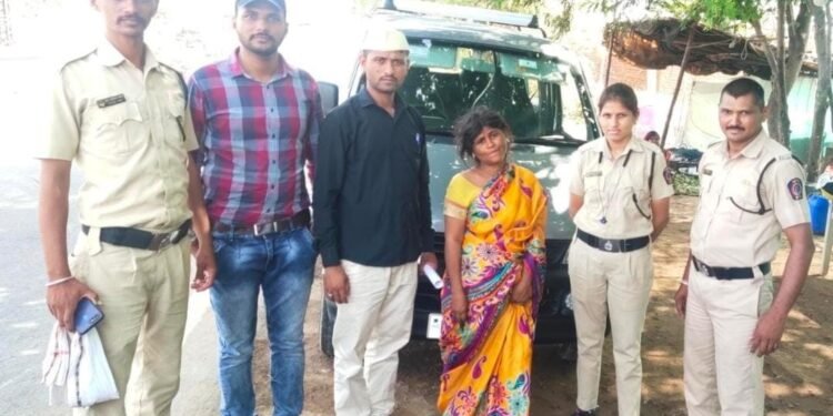 सुखद : मनोरुग्ण महिलेला यांनी दिला आधार