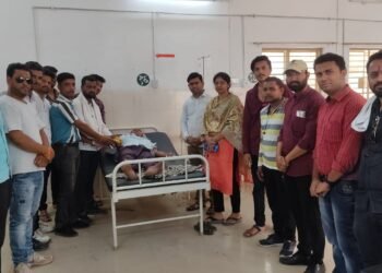 गिरीष महाजन यांच्या वाढदिवसानिमीत्त फळ वाटप व वृक्षारोपण