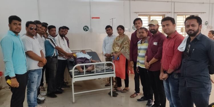 गिरीष महाजन यांच्या वाढदिवसानिमीत्त फळ वाटप व वृक्षारोपण