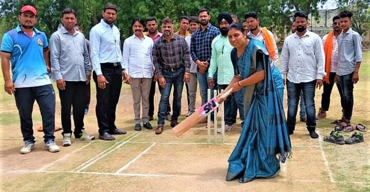 जळगावात नरेन्द्राशिष जळगाव प्रीमियर स्पर्धेचे उद्घाटन