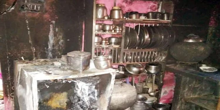 घराला आग ; संसार उपयोगी साहित्य खाक