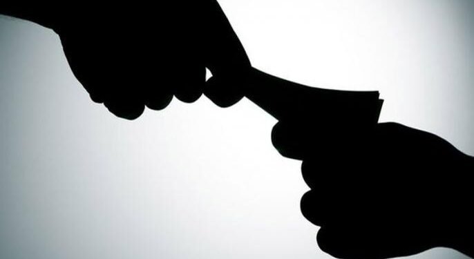 आईचे नाव दुरूस्ती करण्याच्या मोबदल्यात मुख्याध्यापकाने घेतली लाच ; एसीबीची कारवाई