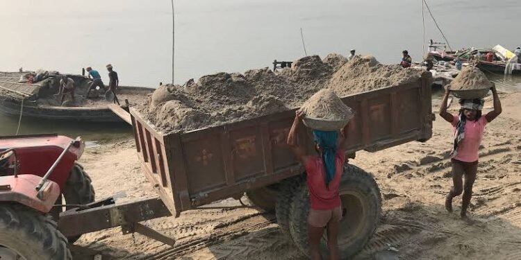 वाळूमाफियाने पोलिसांच्या अंगावर घातले टॅक्टर