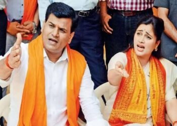 नवनीत व रवी राणा यांना जमीन मंजूर