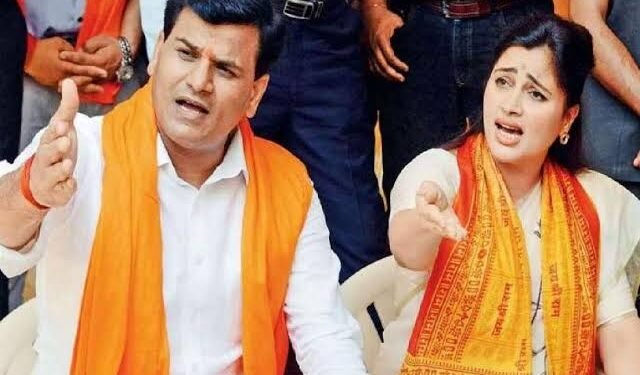 नवनीत व रवी राणा यांना जमीन मंजूर