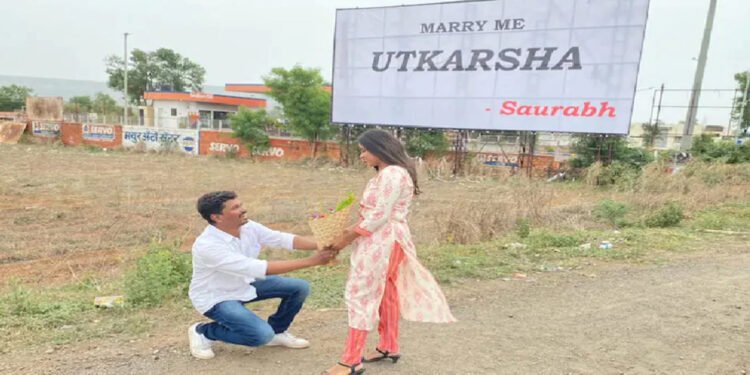 प्रेमाचा नादच खुळा ! मुलीला प्रपोज करण्यासाठी चक्क…