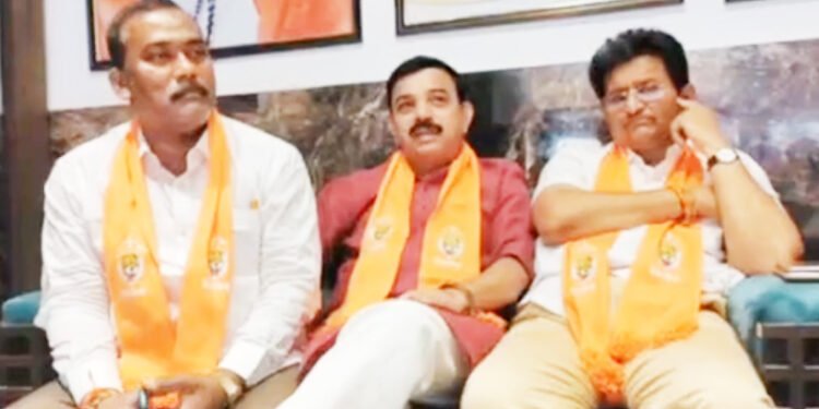 जळगावात शिवसैनिक मैदानात ; आक्रोश मोर्चाचे आयोजन