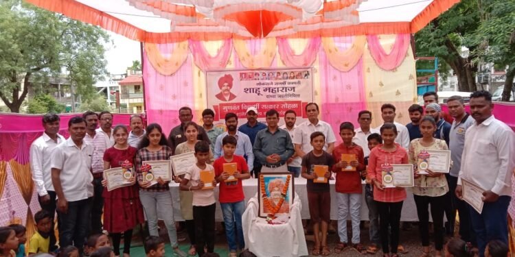 गुणवंत विद्यार्थ्यांचा जाहीर सत्कार व शालेय साहित्य वाटप