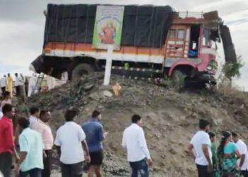 वारकऱ्यांच्या ट्रकचा अपघात :12 जण जखमी, 4 गंभीर