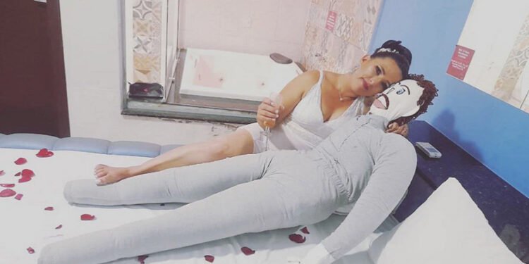 बाहुल्यासोबत केले लग्न ; या महिलेने दिला बाळाला जन्म ; सोशल मीडियावर फोटो व्हायरल