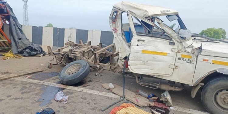 धक्कादायक : नशिराबाद जवळ भीषण अपघात ; चार ठार ; गाडयांचा झाला चुराडा