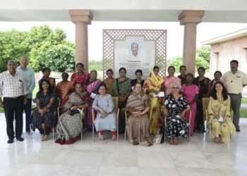 पिंक ऑटो गटाच्या महिलांना रिक्षा घेण्याकरीता अग्रीम रकमेसाठी आर्थिक सहकार्य