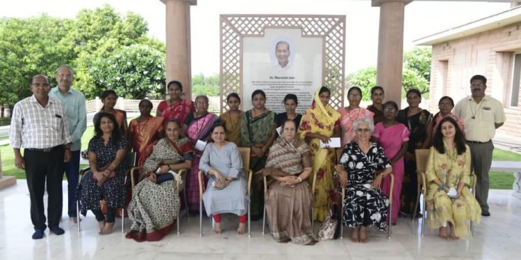 पिंक ऑटो गटाच्या महिलांना रिक्षा घेण्याकरीता अग्रीम रकमेसाठी आर्थिक सहकार्य