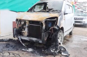 दोन चारचाकी पेटवल्या ; चिठ्ठीद्वारे १० लाखांची मागितली खंडणी