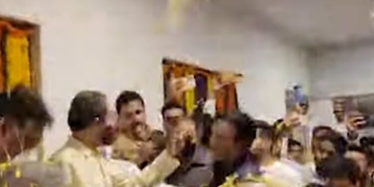 आताची सर्वात मोठी बातमी ! ठाकरेंनी सोडले वर्षा निवासस्थान