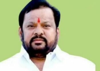 व्हायरला डायलॉगबाजी! : काय झाडी, काय डोंगार, काय हाटिल…