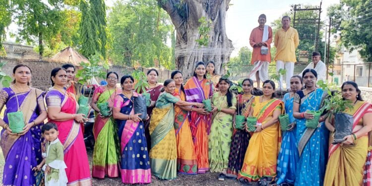 वटसावित्री पौर्णिमेला उमंग परीवाराकडून सलग 13 वर्ष पर्यावरणाचा जागर