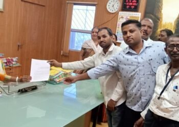 नवीन बांधकाम घरांचे सांडपाणी जुन्या रहिवाश्यांच्या घरात