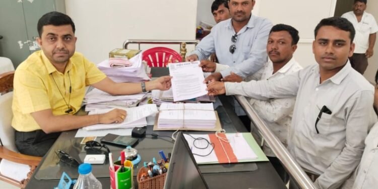 बंजारा समाजावरील अत्याचार विरोधात तहसीलदारांना निवेदन