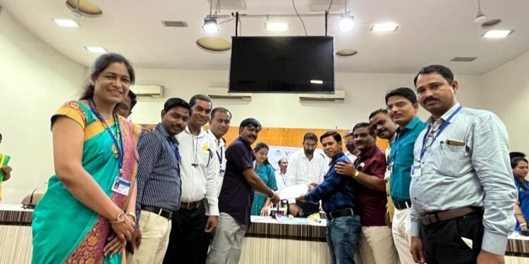 उल्लेखनीय कार्य करणाऱ्या शिक्षकांचा सत्कार