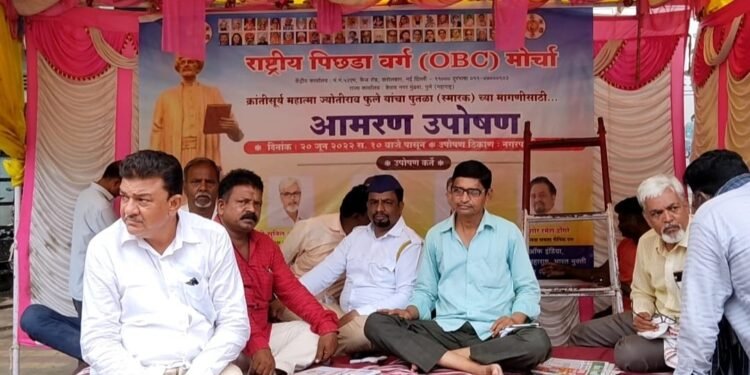 महात्मा फुलेंचा पुतळा बसविण्यासाठी उपोषण सुरू