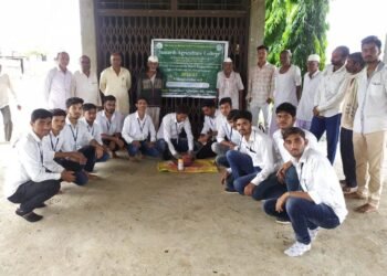 विद्यार्थ्यांनी शेतकऱ्यांना दिली जैव खत आणि बीज प्रक्रिये बद्दल माहिती