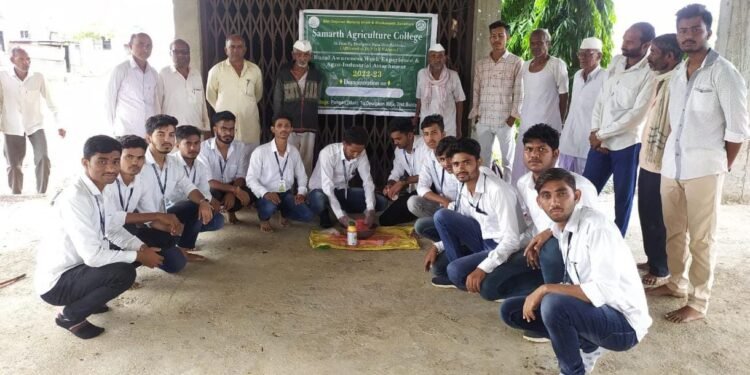 विद्यार्थ्यांनी शेतकऱ्यांना दिली जैव खत आणि बीज प्रक्रिये बद्दल माहिती