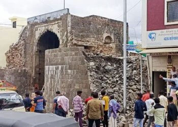 ‘तो’ दगडी दरवाजा पडला ; दोन जखमी