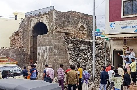 ‘तो’ दगडी दरवाजा पडला ; दोन जखमी