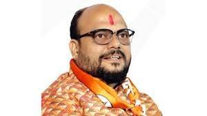 ना.गुलाबरावांचे तीन शिलेदार शिंदेच्या गळाला