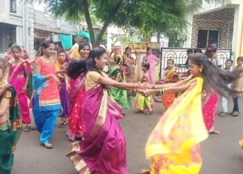 टाळ-मृदंगाच्या गजरात विद्यार्थ्यांनी काढली दिंडी