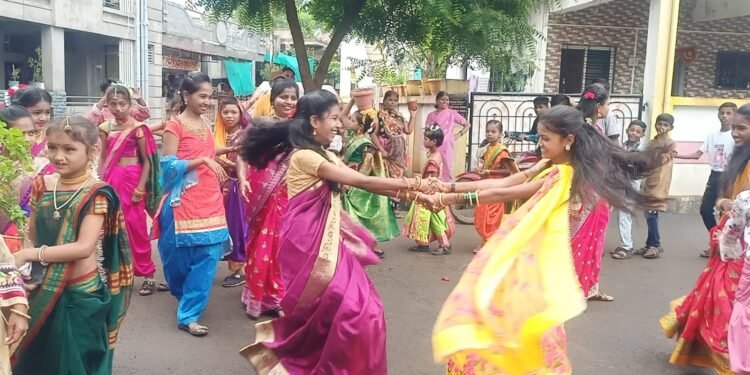 टाळ-मृदंगाच्या गजरात विद्यार्थ्यांनी काढली दिंडी