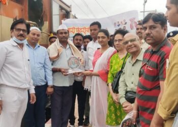 ‘बोला पंढरीनाथ महाराज की जय’ घोषणा देत विशेष रेल्वेचे चाळीसगाव स्थानकावर स्वागत