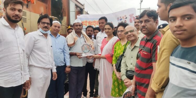 ‘बोला पंढरीनाथ महाराज की जय’ घोषणा देत विशेष रेल्वेचे चाळीसगाव स्थानकावर स्वागत
