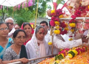 पतीचे निधन : ना..कुंकू पुसले ना..बांगड्या फोडल्या.!