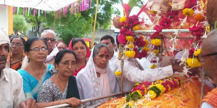 पतीचे निधन : ना..कुंकू पुसले ना..बांगड्या फोडल्या.!