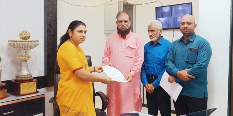 उर्दू प्राथमिक व माध्यमिक शाळेत शिक्षक, खोल्या व इतर सुविधा त्वरित उपलब्ध करून द्या