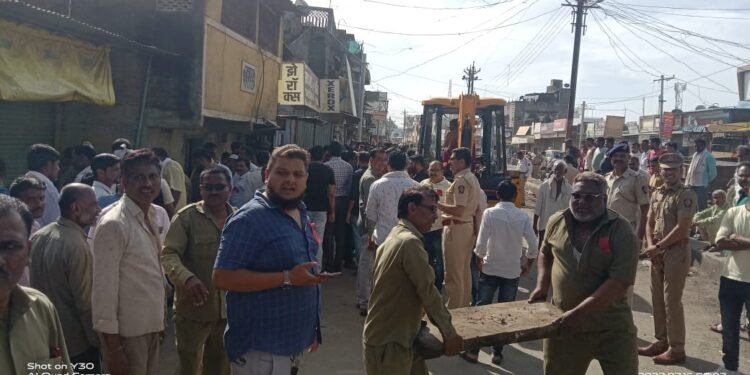 जामनेर शहरातील मुख्य रस्त्यावरील टपरी हातगाडी अतिक्रमण हटवले