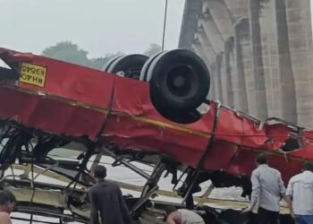 मोठा अपघात : बस नर्मदेत कोसळली ; १३ जणांचा मृत्यू
