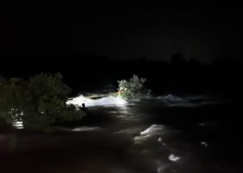 कौतुकास्पद : सुकी नदी पात्रात अडकलेल्या ९ पर्यटकांना वाचवण्यात जळगाव जिल्हा प्रशासनास यश