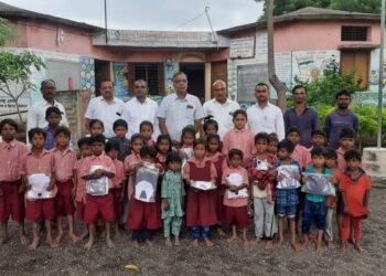 हिवरखेडे जिल्हा परिषदेच्या शाळेत मोफत गणवेश वाटप