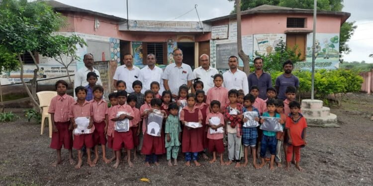 हिवरखेडे जिल्हा परिषदेच्या शाळेत मोफत गणवेश वाटप