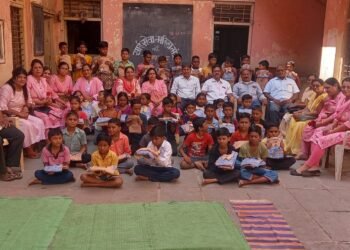 राऊत विद्यालयात ६२ विद्यार्थ्यांना शालेय गणवेश वाटप