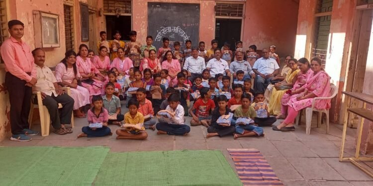 राऊत विद्यालयात ६२ विद्यार्थ्यांना शालेय गणवेश वाटप